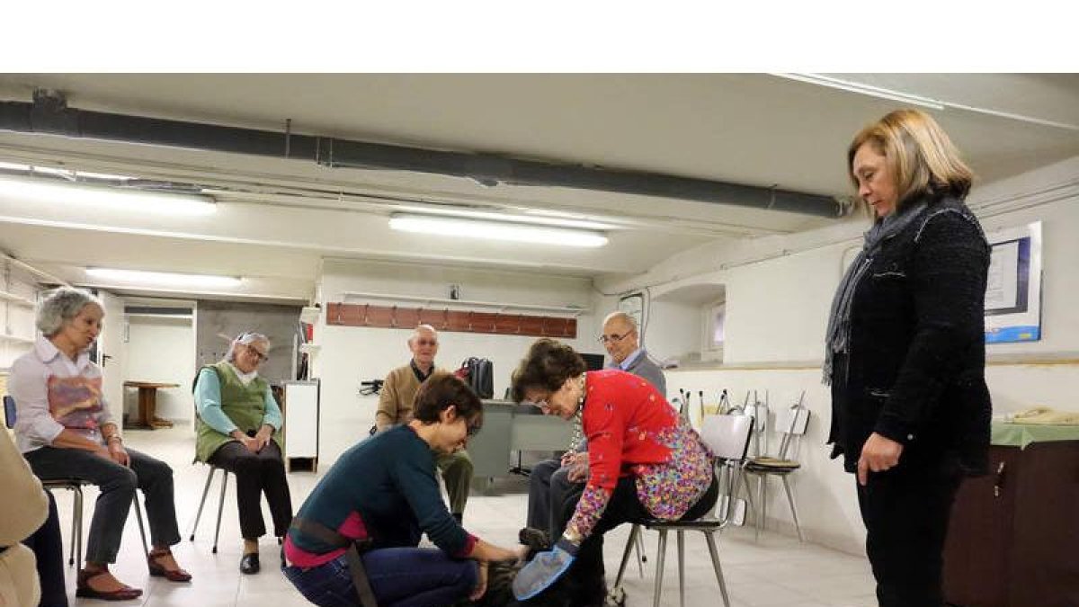 Aurora Baza y una de las integrantes de Diagrama junto al perro Jordan en el transcurso de una terapia. DL