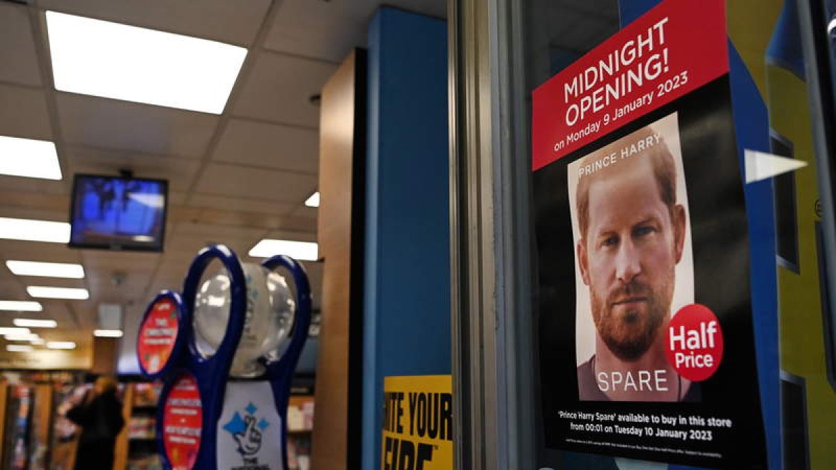 Anuncio promocional del libro ‘Spare’, del príncipe Enrique de Inglaterra en una librería de Londres. ANDY RAIN