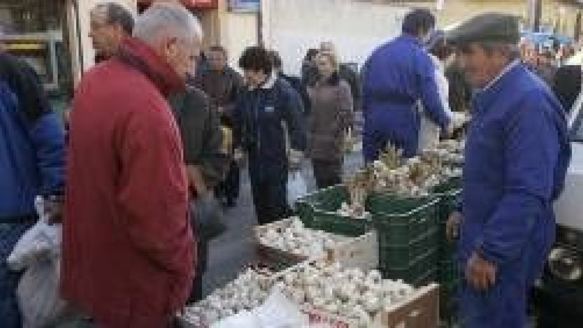 El ajo también es un producto de esta feria, para cocinar el bacalao