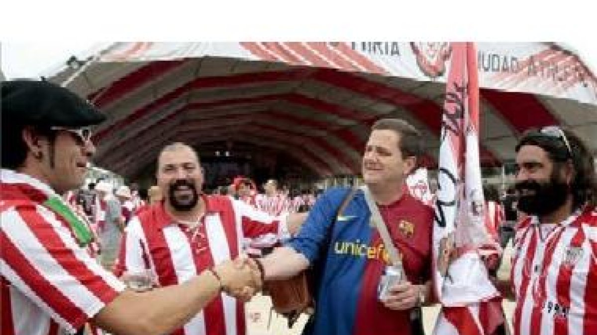 Las aficiones del Barça y el Athlétic por las calles de Valencia, horas antes de la Final.