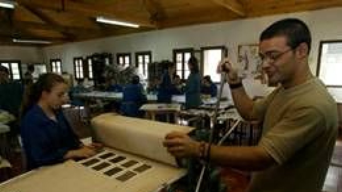 Trabajadores de uno de los talleres ocupacionales de Asprona-Bierzo, en una imagen de archivo