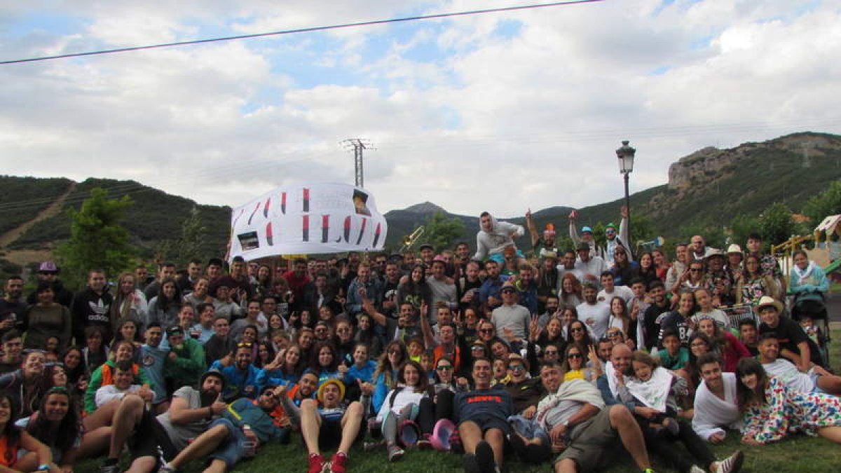 La foto de familia de las peñas, el folclore del grupo de danzas Celada y la representación del teatro para los pequeños, protagonistas de las fiestas. BARRIO PLANILLO