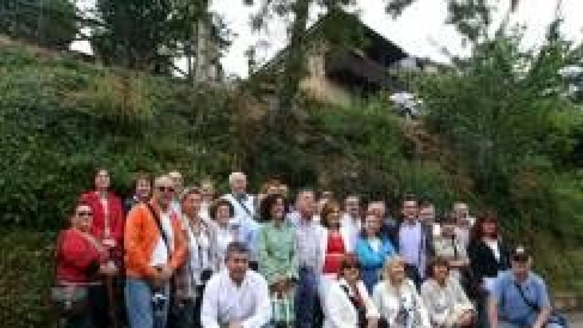 Los mandos de la Guardia Civil y sus esposas posaron junto con la vicepresidenta comarcal en Orellán