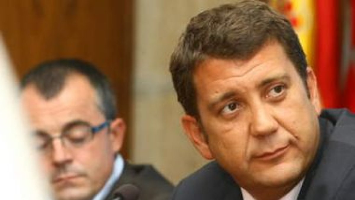 El alcalde de Ponferrada, en primer plano, compareció ayer ante los periodistas con su concejal de F
