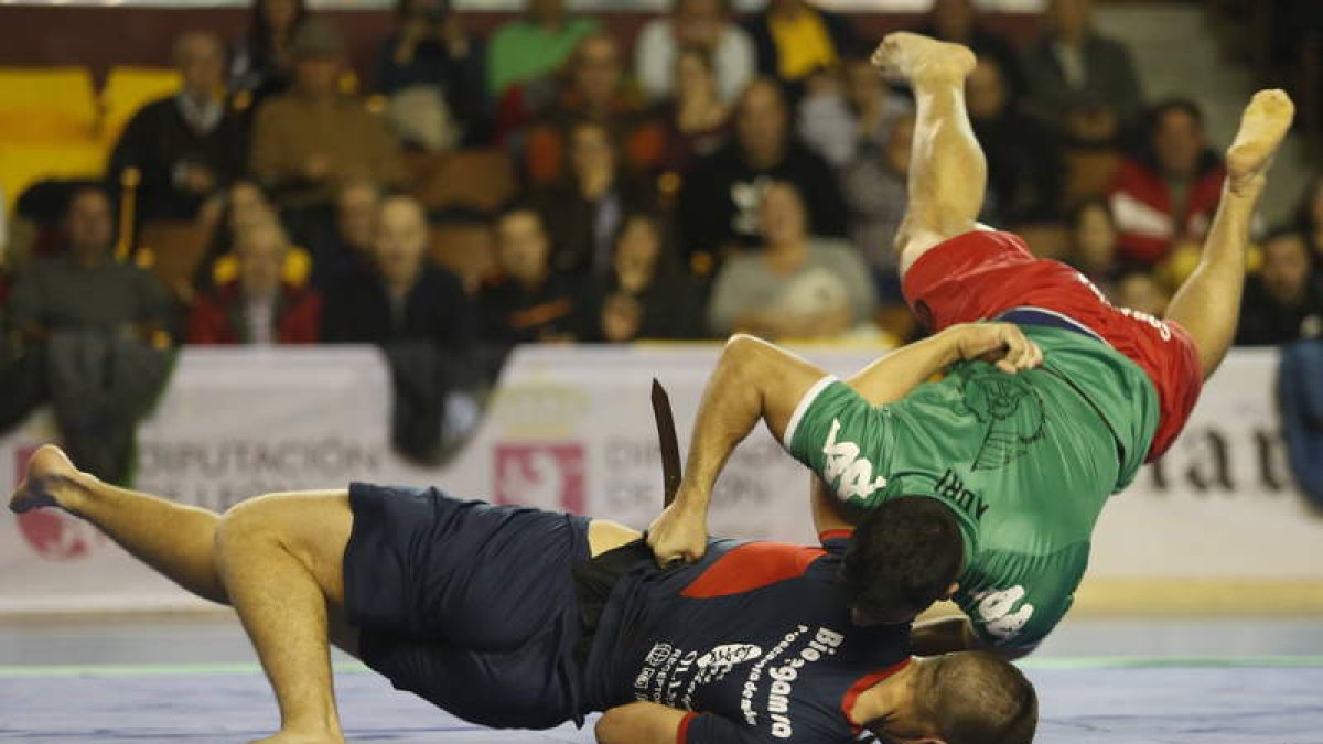 La imagen recoge uno de los combates disputados con máximo pundonor en la última edición del Campeón de Campeones en 2019. DL