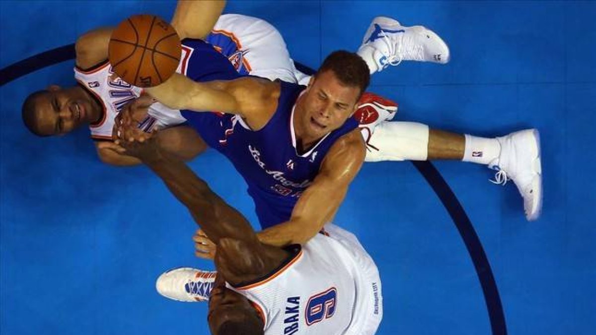Griffith (en el centro) pugna por un rebote con Ibaka y Westbrook.