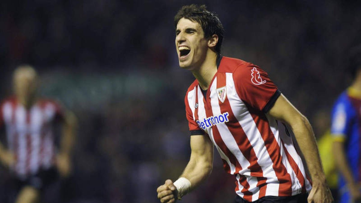 Javi Martínez entrenó ayer con normalidad junto a sus compañeros del Athletic pese a que en Alemania dan por hecho su traspaso al Bayern.