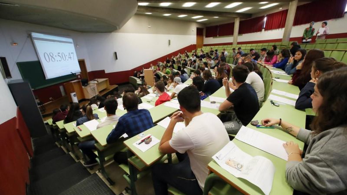 Alumnos examinándose de la Ebau en León.