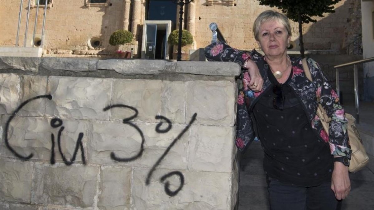 Montserrat Gassull, en una imagen de archivo con el ayuntamiento de Torredembarra al fondo.