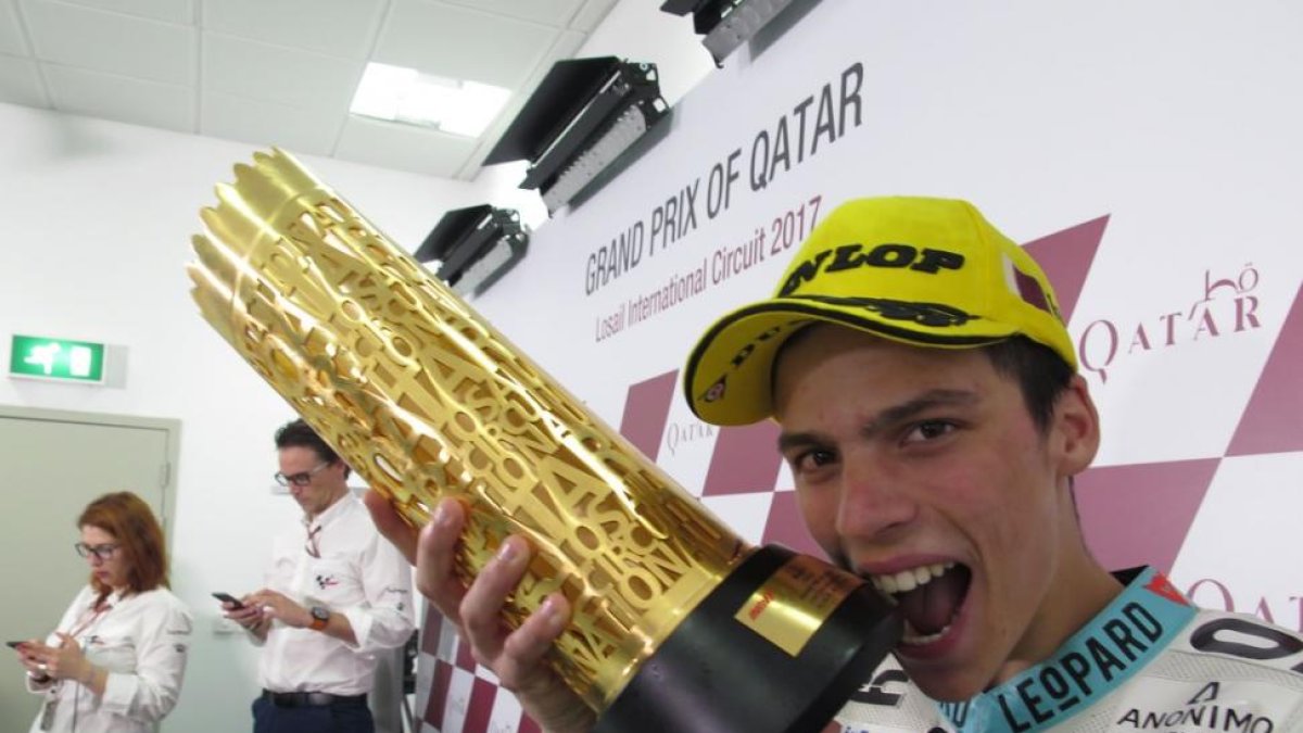 Joan Mir muerde el trofeo en Catar, al estilo de su paisano Rafael Nadal.