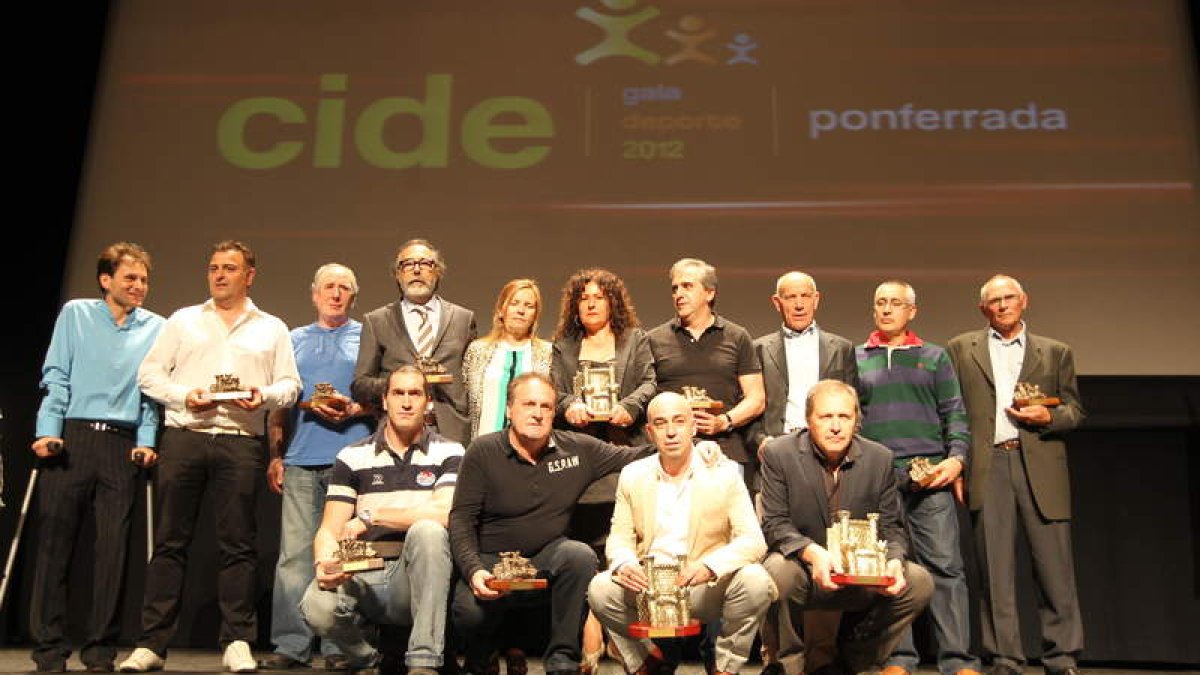 Todos los premiados se hicieron la foto de recuerdo de los mejores del 2011.