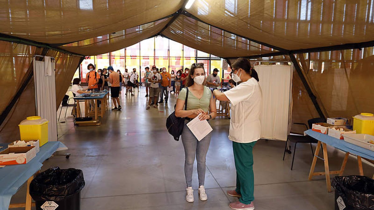 Las generaciones más jóvenes son citadas esta semana para la vacunación anticovid en el área de León. MARCIANO PÉREZ