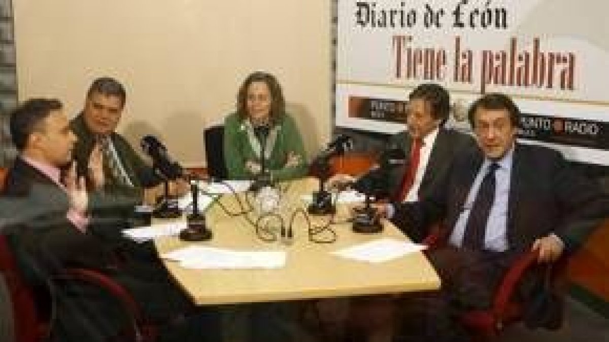 Joaquín Otero, Domingo Fuertes, la moderadora Nuria González, Ángel Villalba y Javier García-Prieto