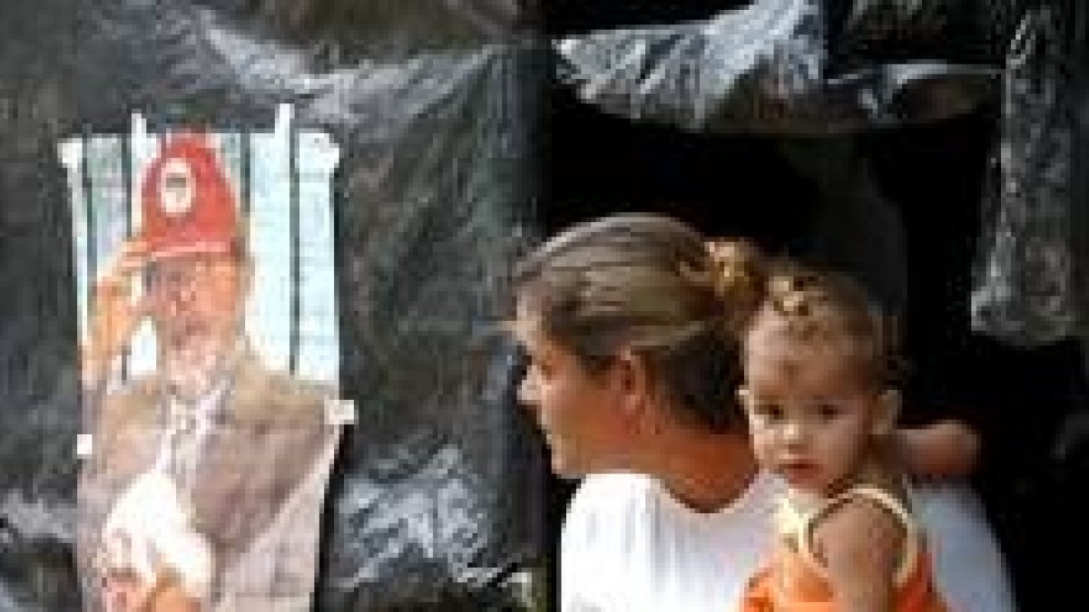 Una mujer de «Los sin Tierra» con su hija en un campamento de Río