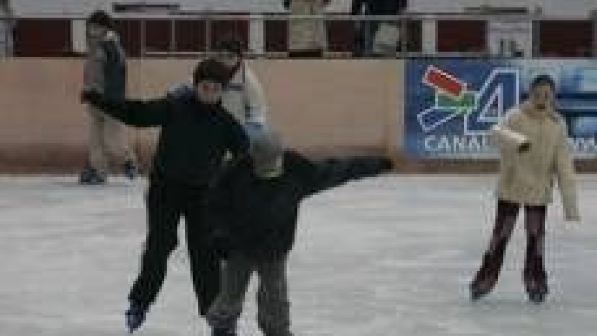 Los más jóvenes son los clientes más asiduos a la pista de patinaje sobre hielo
