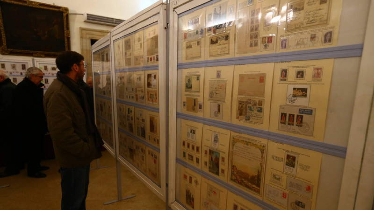 La exposición filatélica podrá verse hasta el próximo 20 de diciembre en la sala Pendón de Baeza de San Isidoro.