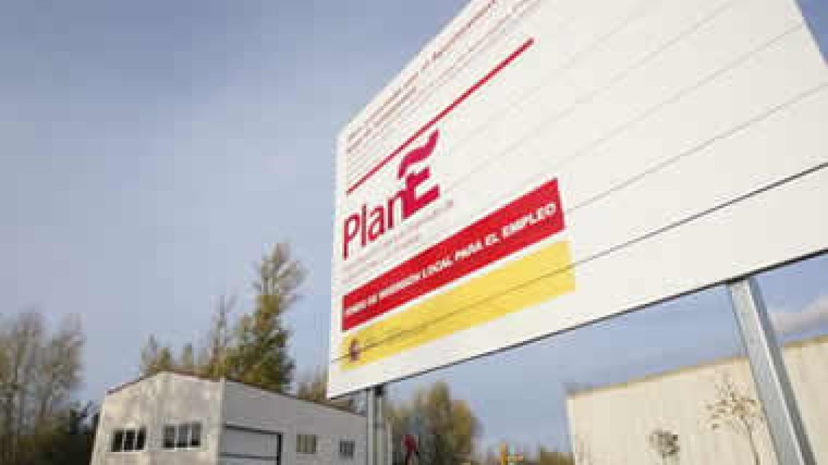 Los carteles del Plan E, como éste de Vega de Infanzones, tendrán que desaparecer.