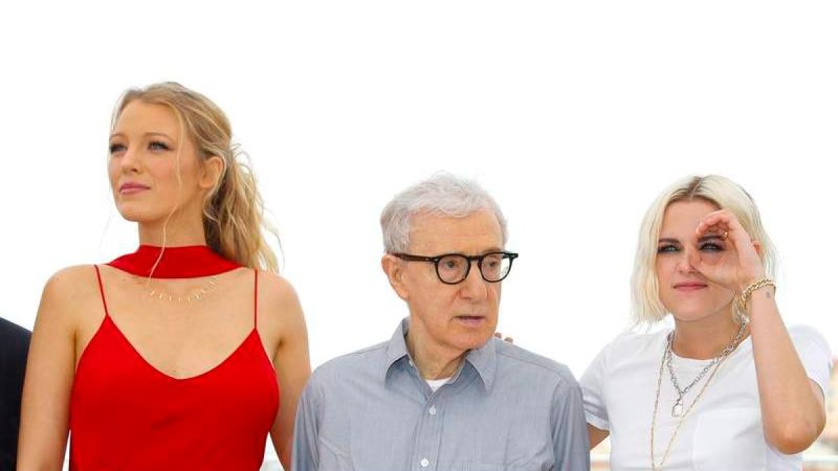El cineasta estadounidense Woody Allen posa entre las actrices Blake Lively y Kristen Stewart. IAN LANGSDON