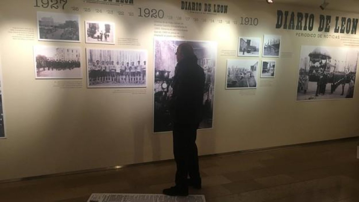 Diario de León celebra sus 110 años de historia con una exposición de fotografías y páginas publicadas en el periódico desde su fundación.