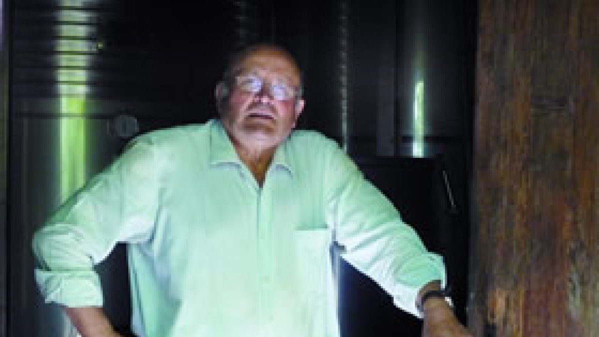 Amador Sánchez, en el fragor de la conversación a las puertas de su bodega en Sorribas.