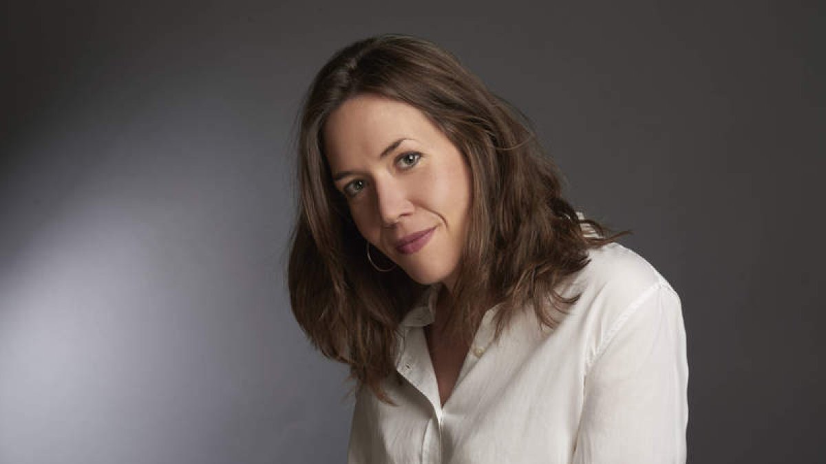 Violeta Serrano acaba de publicar en Ariel el libro ‘Flores en la basura’ en el que reta a su generación a salir de la queja y protagonizar el cambio. ALEJANDRA LÓPEZ