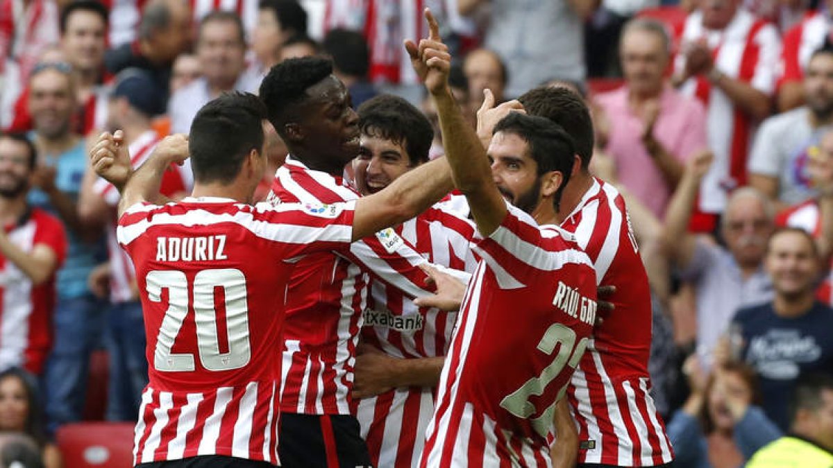 San José (c) celebra con sus compañeros el primer gol que ha marcado frente al Sevilla. LUIS TEJIDO