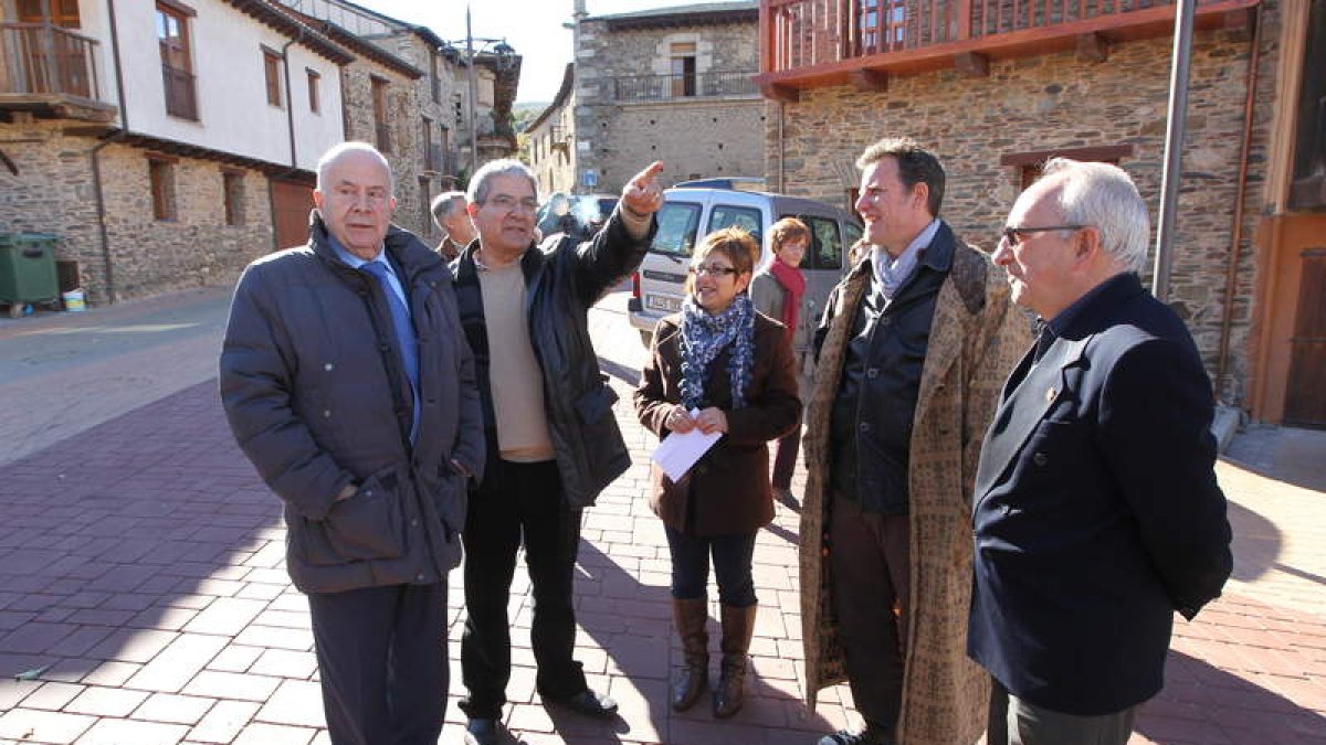 El Procurador del Común (izquierda) en una visita al Bierzo, en Los Barrios.