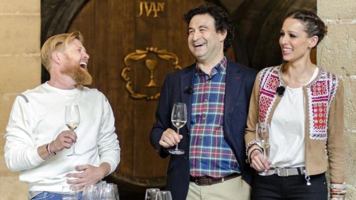 El chef Pepe Rodríguez (en el centro) y Eva González, jurado y presentadora del concurso gastronómico de TVE-1 'Masterchef'.