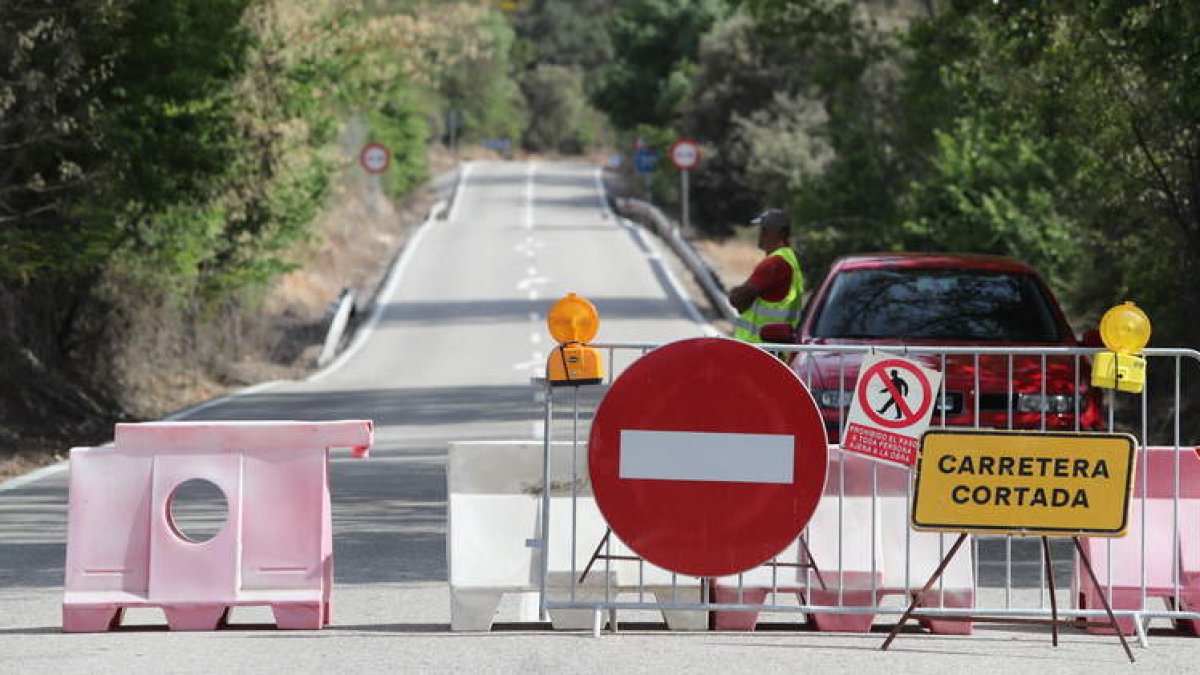 La imagen tomada ayer muestra la zona de obras y del corte de tráfico. L. DE LA MATA