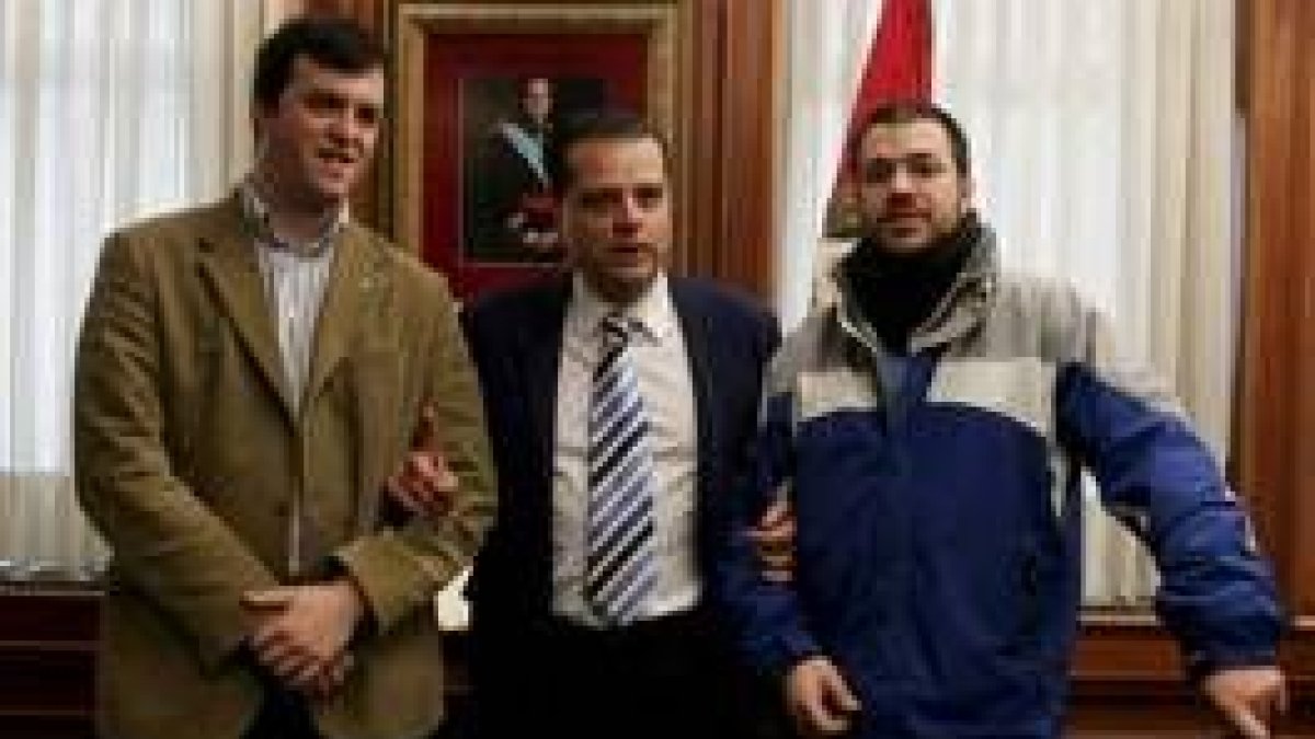 Amilivia, en el centro, junto a dos representantes de la organización del certamen de tunas