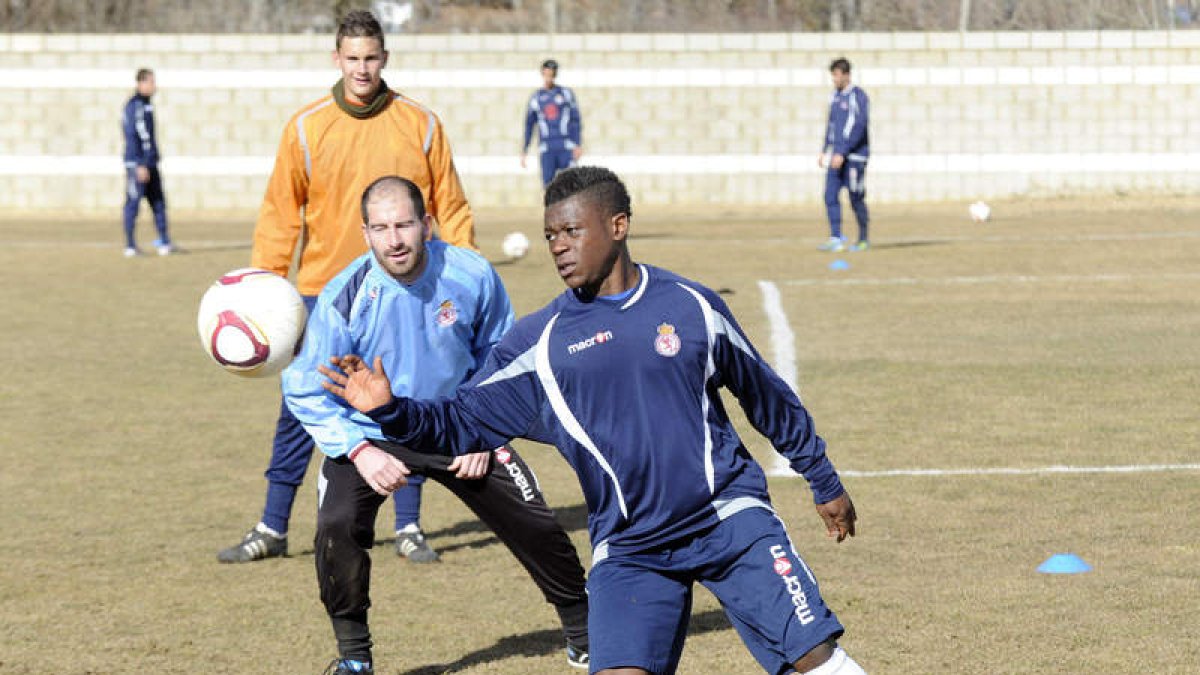 La plantilla entrenó ayer en el Área Deportiva de Puente Castro.