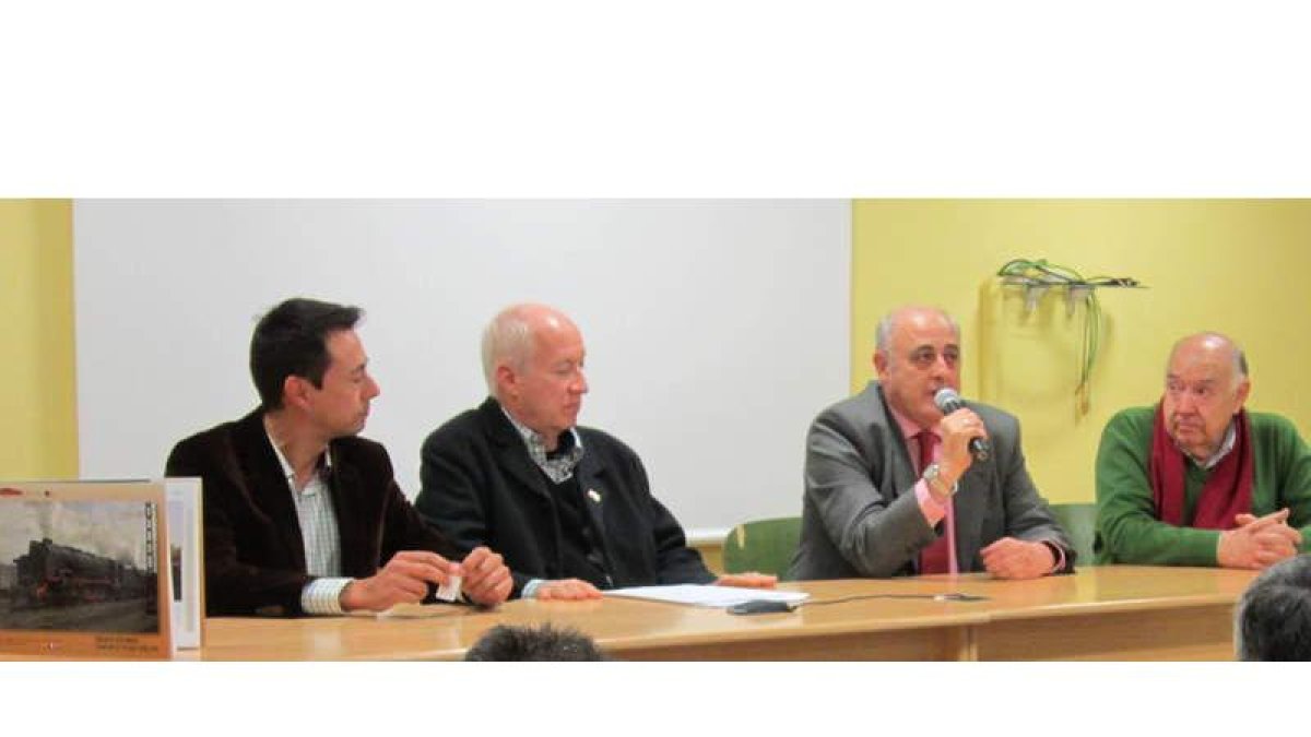 Un momento de la presentación del libro «Vapor a todo color» de Antonio G. Portas, incluye 140 imágenes inéditas de trenes de Renfe