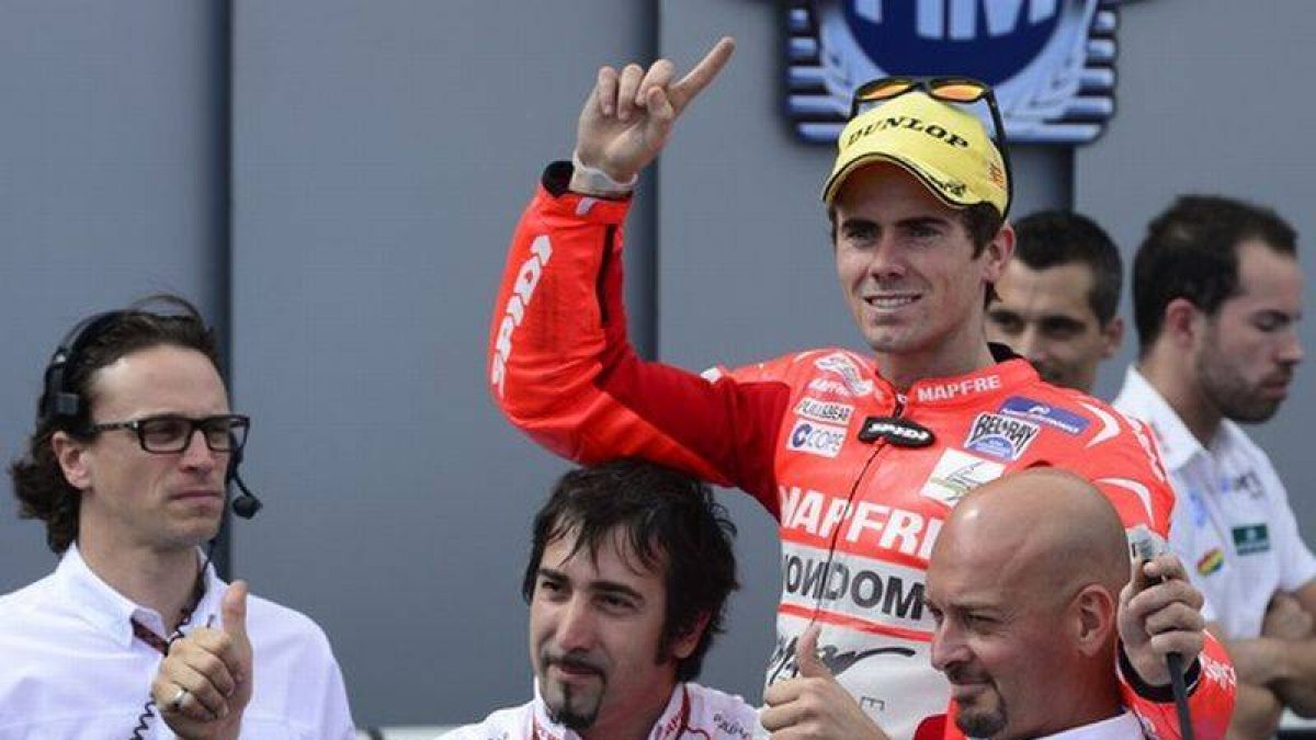 Nicolás Terol celebra su victoria, tercera del mundial, en Cheste.