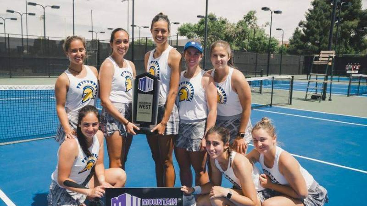 La berciana Raquel Villán, primera por la derecha de pie, junto al resto del equipo campeón. DL