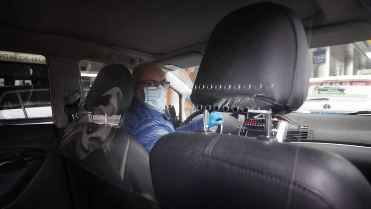 Miguel Matilla, presidente de la asociación provincial, en su taxi con mascarilla. JESÚS F. SALVADORES