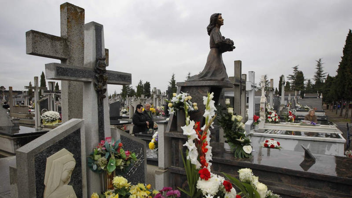 A pesar de la lluvia, que enmarcó gran parte de la jornada, los leoneses se desplazaron de forma masiva al cementerio de Puente Castro para honrar a sus difuntos.