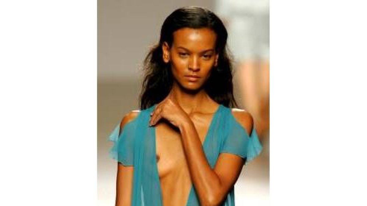 Una modelo luce un diseño de Antonio Pernas durante su desfile en Cibeles