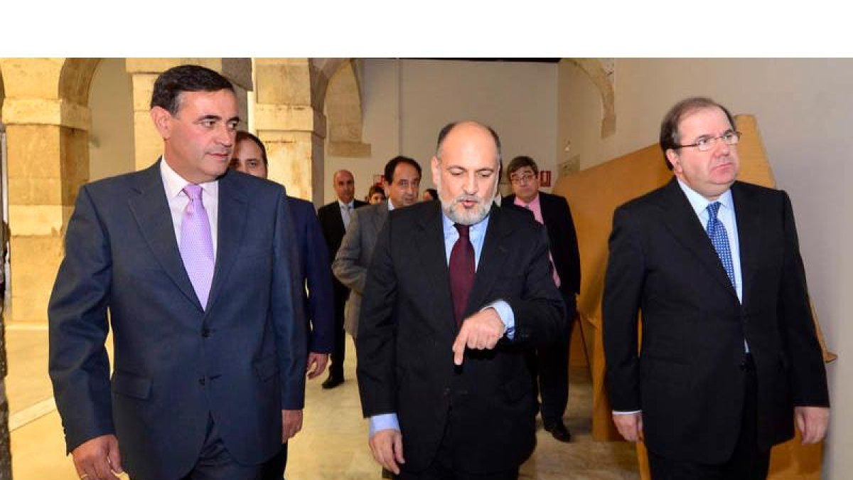 El presidente del Tribunal Constitucional, Pérez de los Cobos (en el centro) junto al presidente de la Junta.