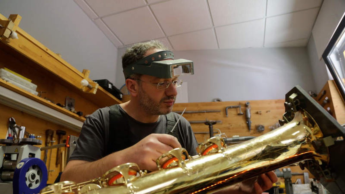 Luis Ángel González, en El Tallerín en la calle Varillas, donde se ha instalado como luthier de instrumentos de cuerda. SECUNDINO PÉREZ