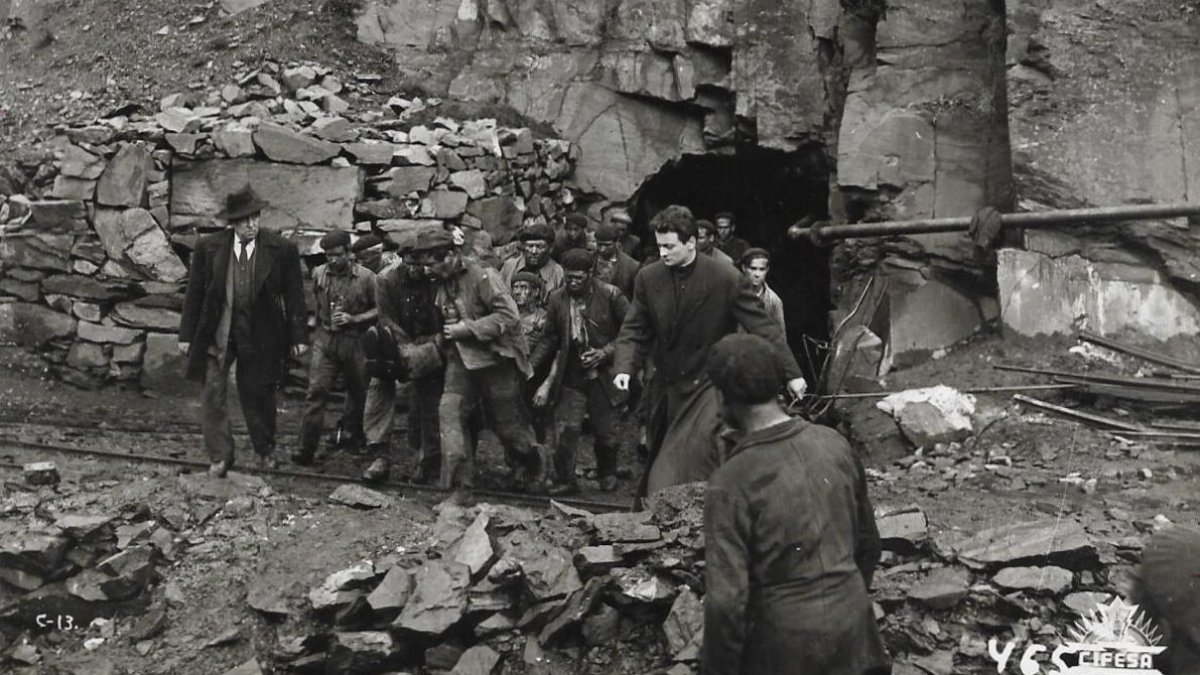 Rodada en la Mina del Oro de Torre del Bierzo, la película <em>La guerra de Dios</em>, de Rafael Gil, se estrenó hace ahora setenta años y fue un éxito de taquilla. Narraba los esfuerzos de un sacerdote por acercar a la Iglesia a un grupo de resabiados mineros, pero bajo la moralina se colaba un retrato de la dureza de las minas de carbón del Bierzo Alto que fue premiado en el Festival de Cine de Venecia en plena eclosión del Neorrealismo.