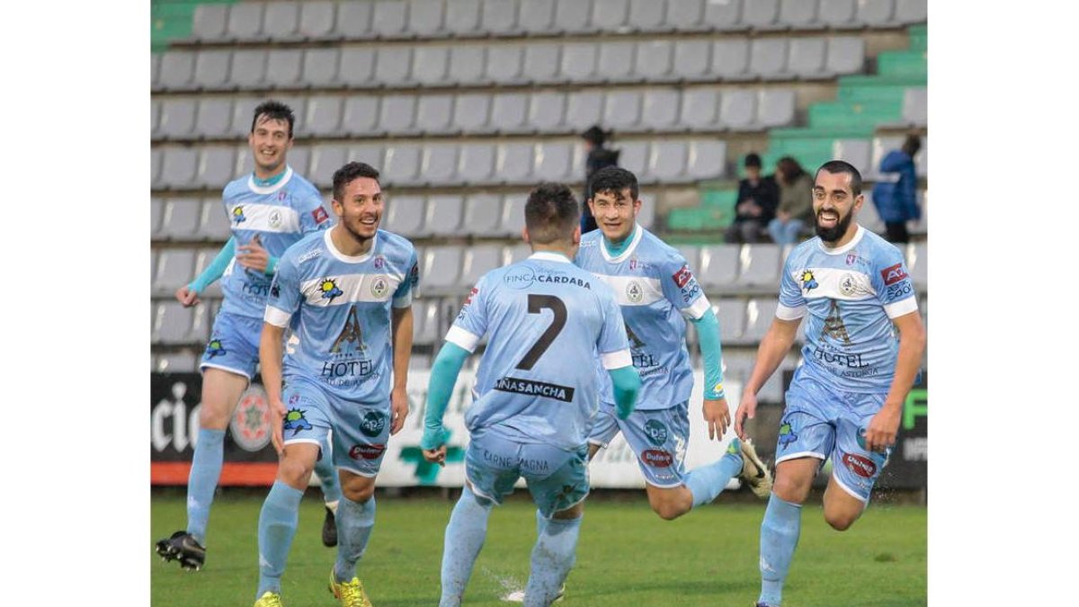 Antonio, Juanra, Saúl y Diego, de espaldas, corren para felicitar a Pino, a la izquierda, autor del gol del triunfo maragato.