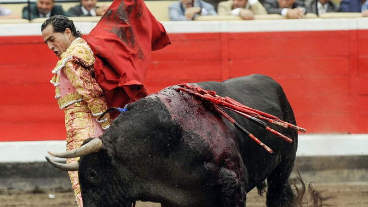 El diestro Iván Fandiño, durante un momento de la lidia a su segundo toro.