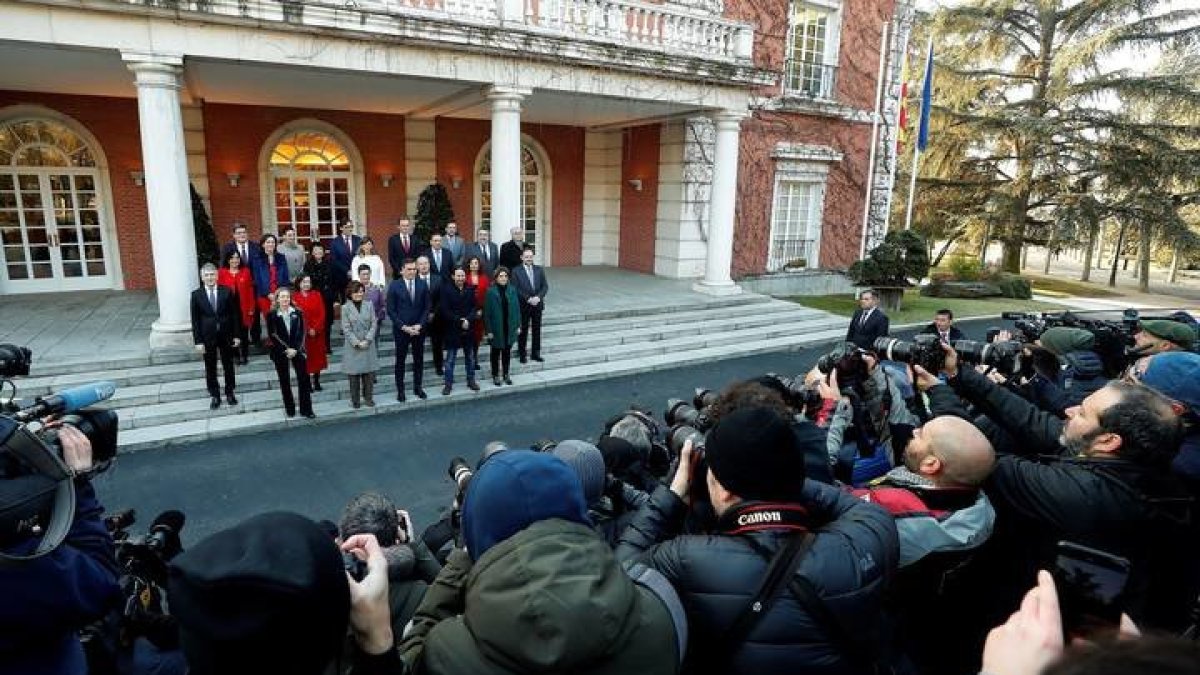 El presidente del Gobierno, Pedro Sánchez (C), posa con su nuevo gabinete de ministros en el Palacio de la Moncloa antes del primer Consejo de Ministros celebrado este martes. EMILIO NARANJO