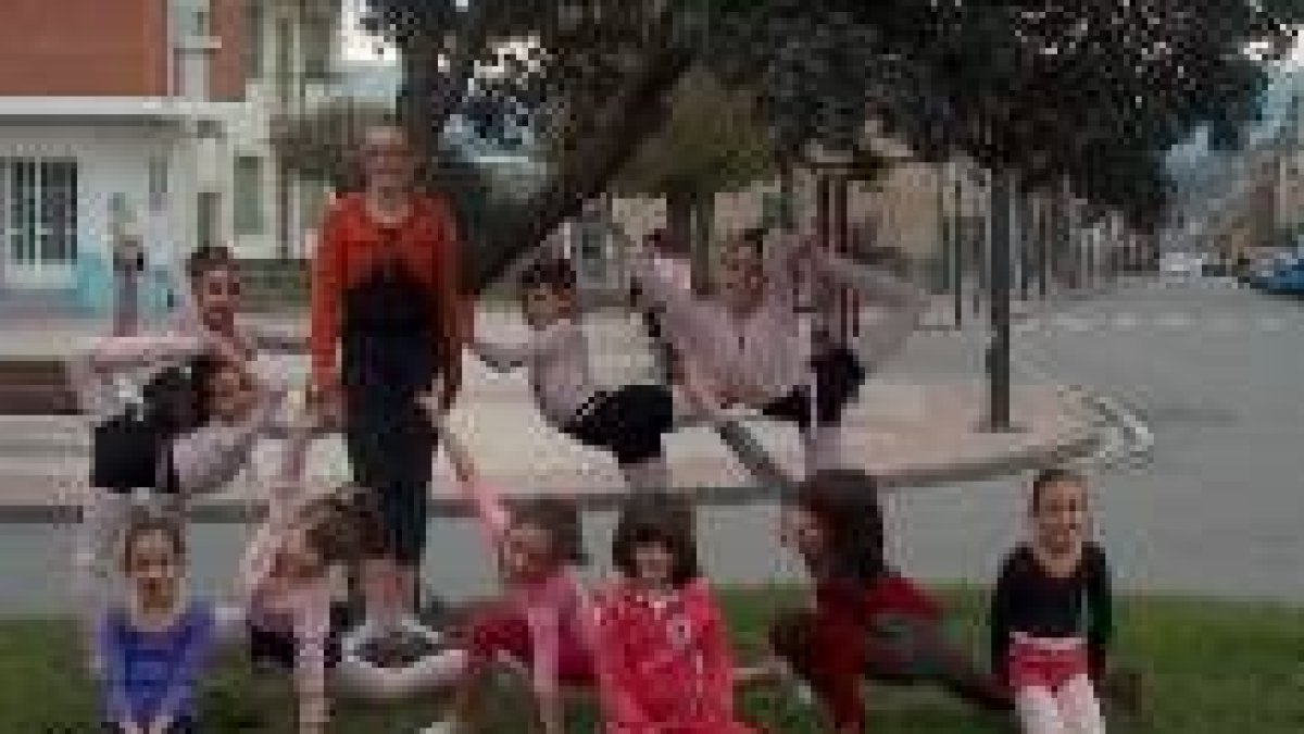 Las jóvenes gimnastas de Fabero jugarán un papel importante en el apartado deportivo del programa