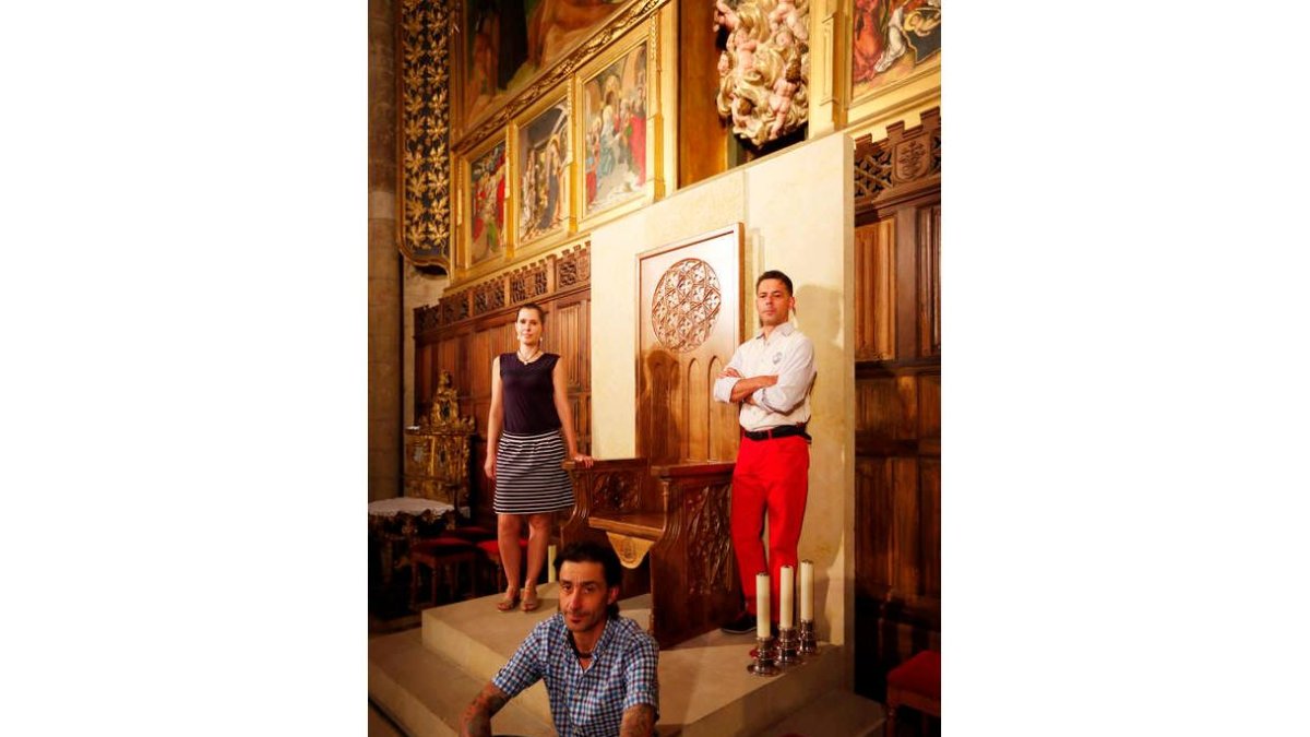 Beatriz, Juan Carlos y Francisco Javier Llamazares, tres de los cuatro artesanos responsables de la obra, junto al nuevo trono episcopal