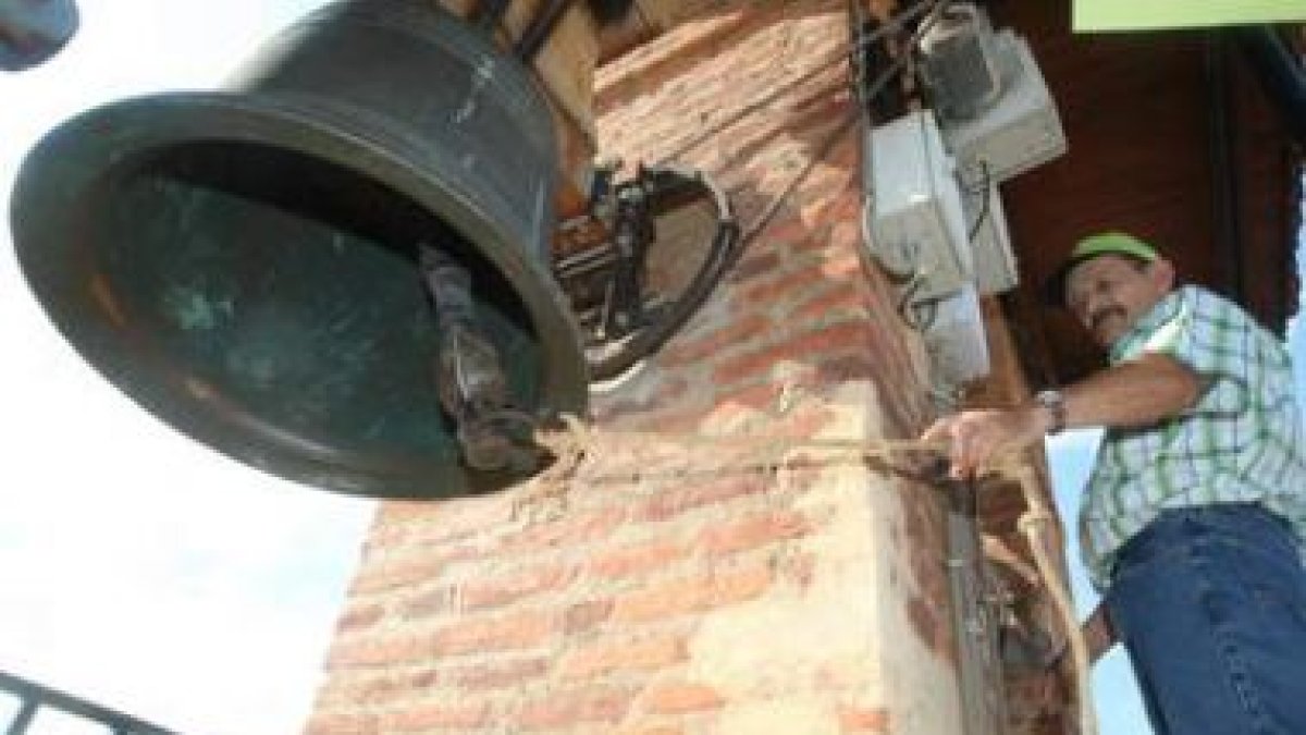 Uno de los campaneros ejecuta un toque en lo alto de la torre de la iglesia.