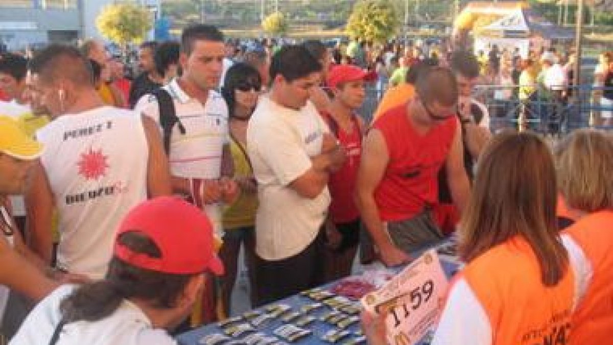 El puesto de inscripción fue un hervidero de participantes durante los minutos previos.
