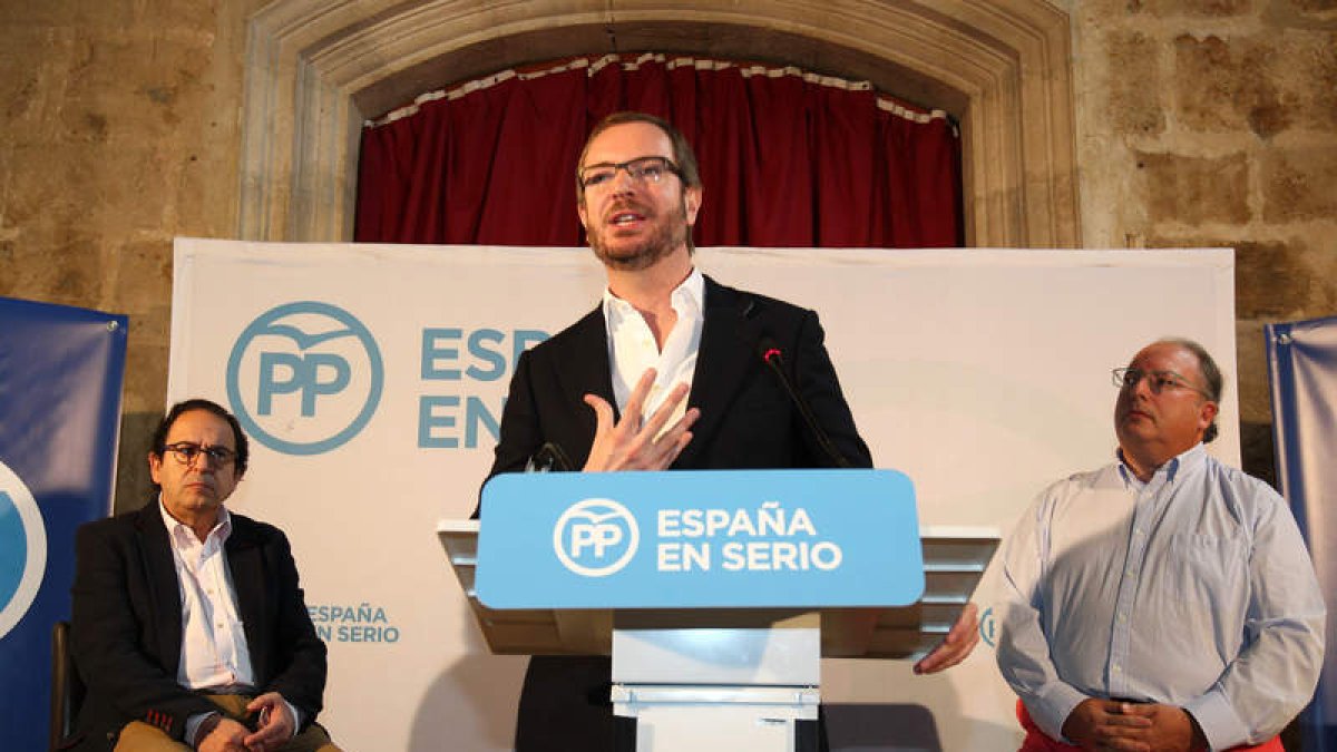 Luis Aznar y Eduardo Fernández observan a Javier Maroto, ayer en San Marcos.