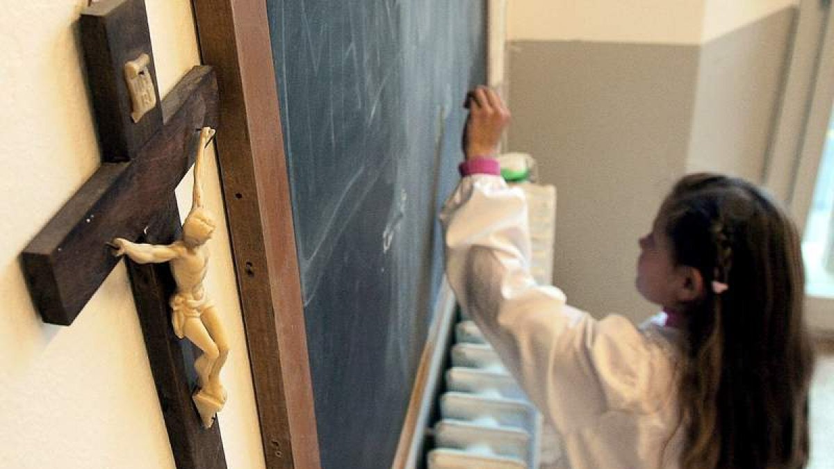 Una niña durante una clase en un colegio católico. FRANCO SILVI