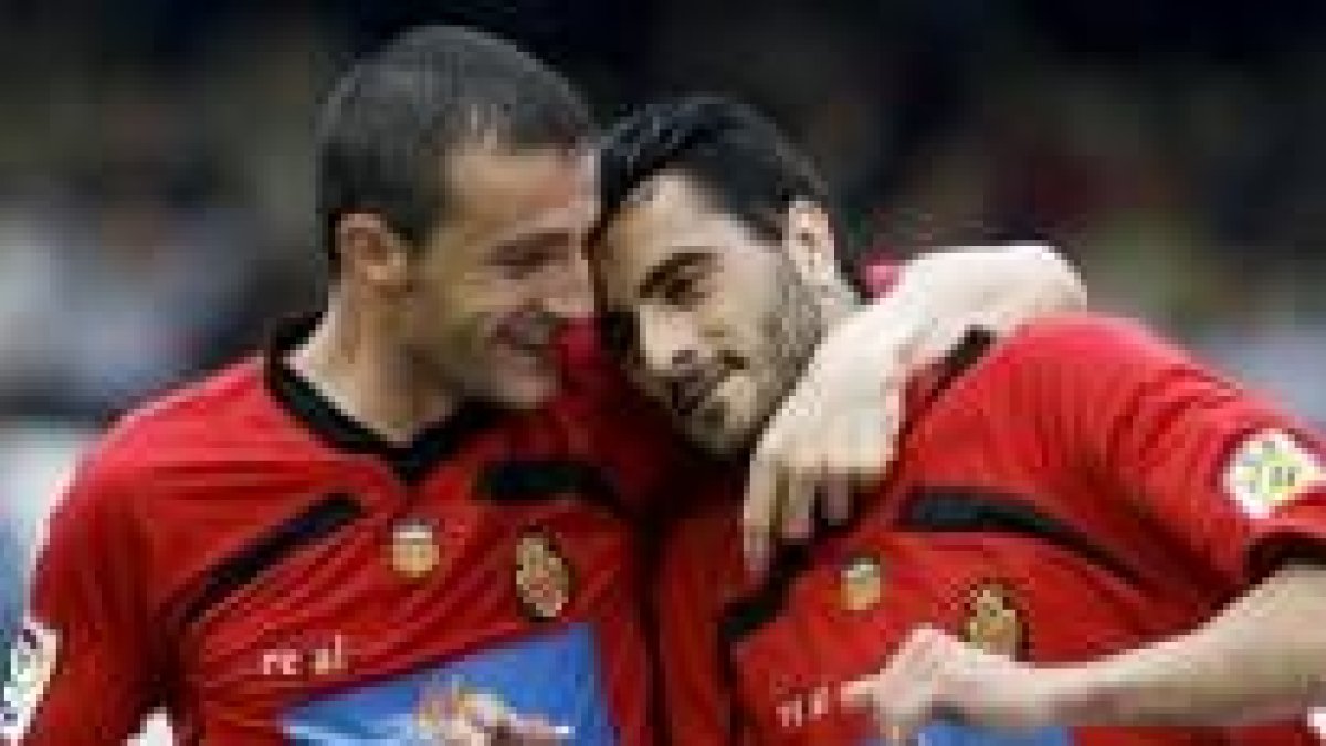 Güiza (d) ha garantizado a Casillas que esta noche le marcará algún gol en el Ono Estadio